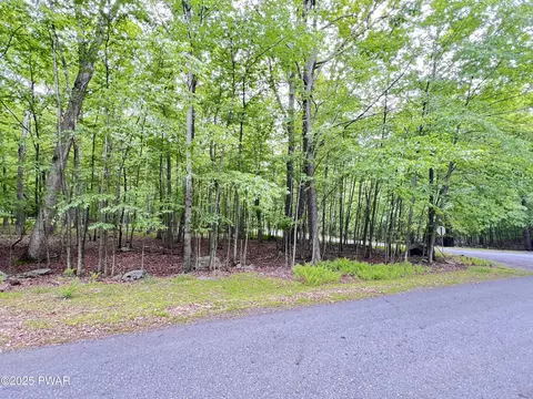 147 Ledgeway Dr, Dingmans Ferry, PA 18328 photo 6