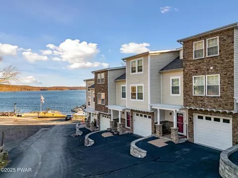 107 Rita Ln, Greentown, PA 18426