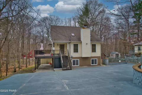 215 Wild Acres Dr, Dingmans Ferry, PA 18328