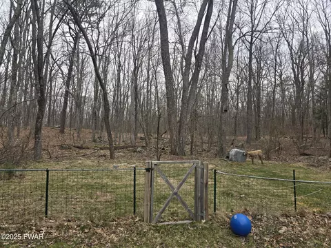 129 Locust Lake Dr, Milford, PA 18337