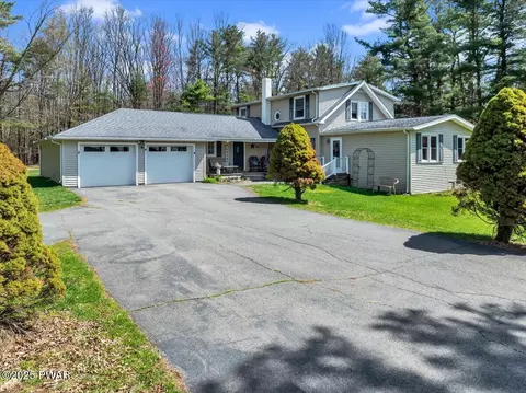 73 Lakeshore Dr, Lakeville, PA 18438