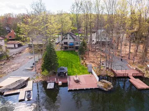 318 Lakeview Dr, Lake Ariel, PA 18436