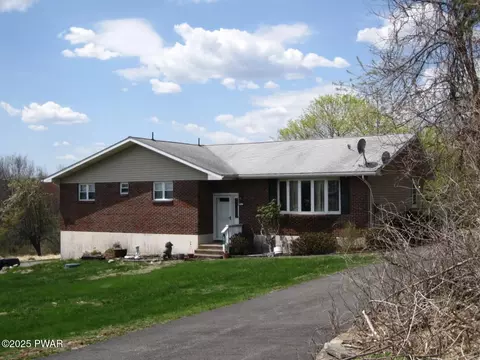 55 Hillside Dr, Hawley, PA 18428