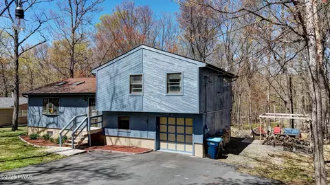 235 Oak Hill Rd, Hawley, PA 18428
