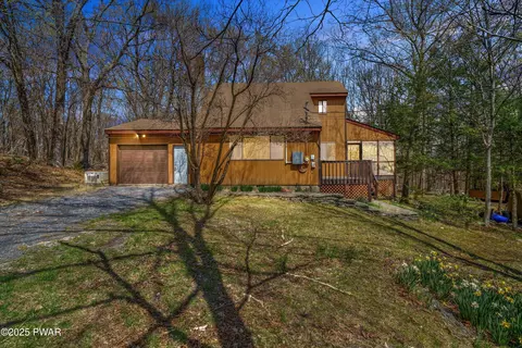 2223 Delaware Ct, Bushkill, PA 18324