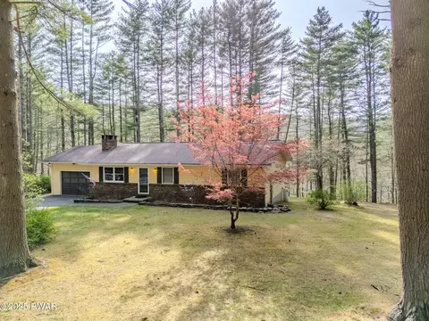 117 Circle Dr, Hawley, PA 18428