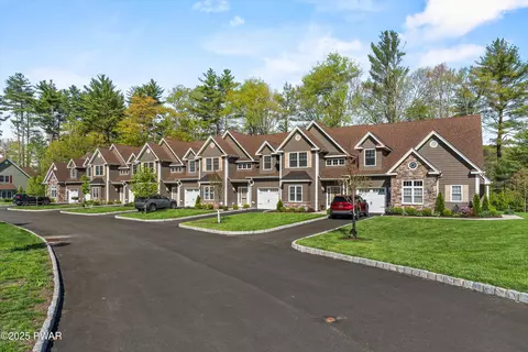 309 Braeburn Path, Matamoras, PA 18336