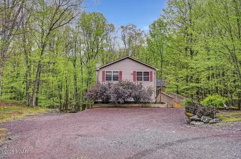 808 Pioneer Ct, Lackawaxen, PA 18435