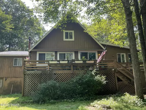 124 Roundhill Rd, Dingmans Ferry, PA 18328