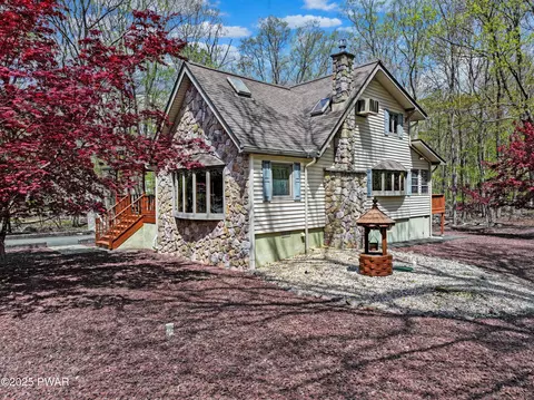 109 Glenbrook Dr, Dingmans Ferry, PA 18328