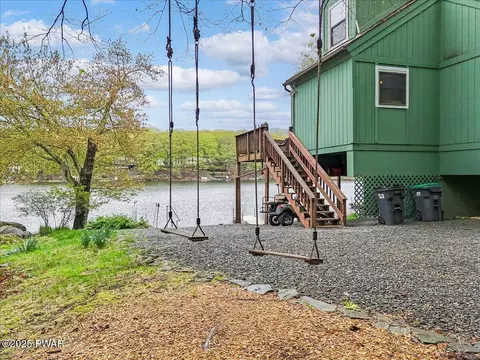 343 W Shore Dr, Hawley, PA 18428