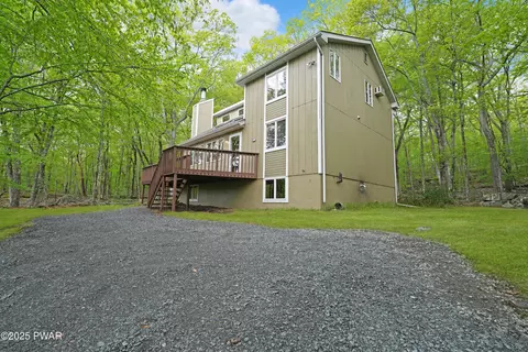 134 Lakewood Dr, Dingmans Ferry, PA 18328