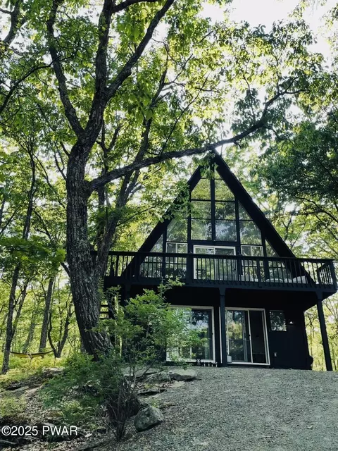 124 Granite Dr, Lords Valley, PA 18428