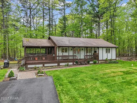 106 Snapdragon Ct, Milford, PA 18337