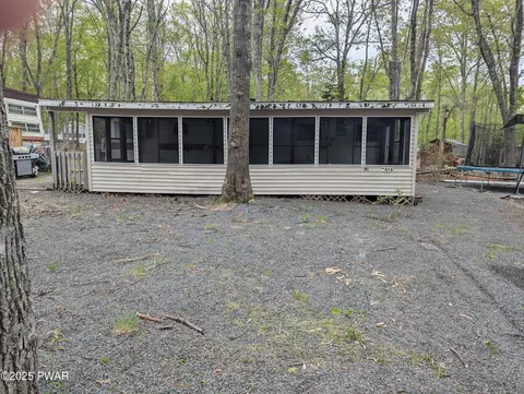 141 Aztec Dr, Shohola, PA 18458