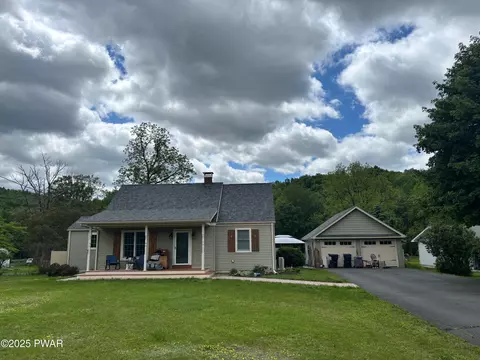 1018 Delaware Dr, Matamoras, PA 18336