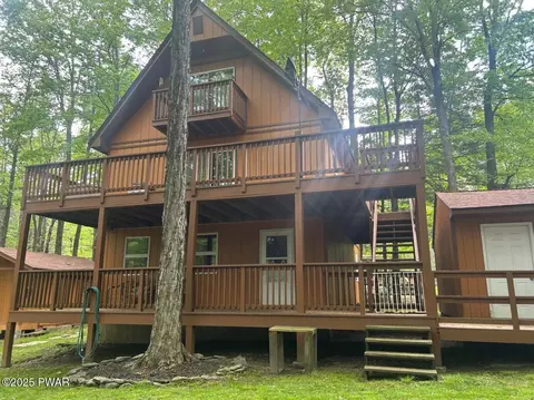 106 Chestnut Dr, Greentown, PA 18426