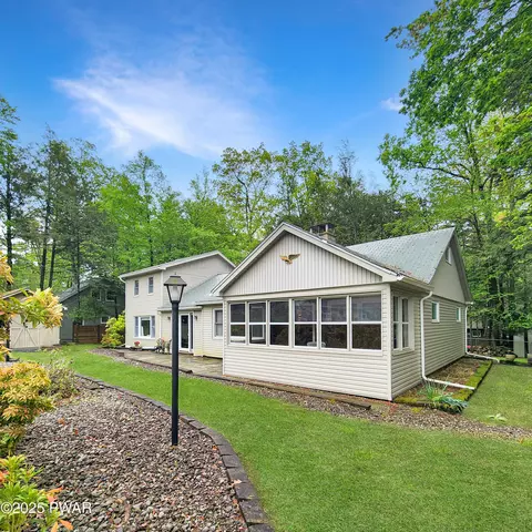515 Covered Bridge Dr, Lakeville, PA 18438