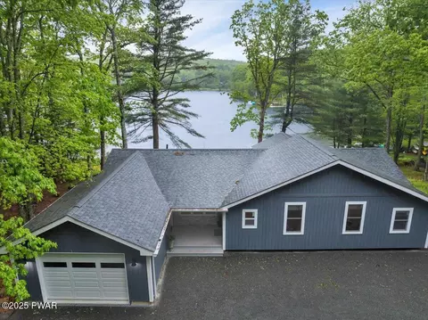 105 Cherry Point Ct, Hawley, PA 18428