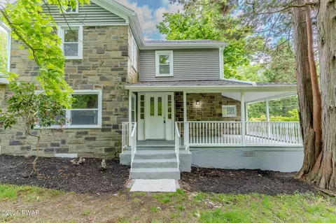 101 Homestead Dr, Dingmans Ferry, PA 18328