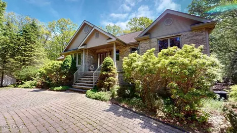 147 Fetlock Dr, Lords Valley, PA 18428