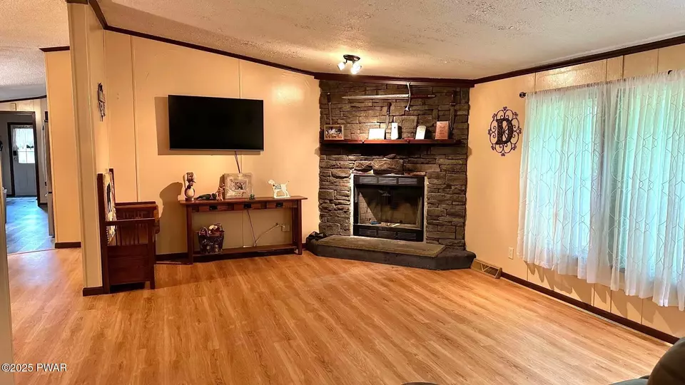 Living - 10 Sutter Ct, Hawley, PA 18428 photo 1 of 1