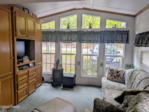 193 Forest Glen Dr, Milford, PA 18337