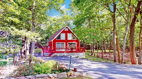 108 Tulip St, Dingmans Ferry, PA 18328