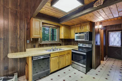 1086 Hampstead Rd, Bushkill, PA 18324 photo 9