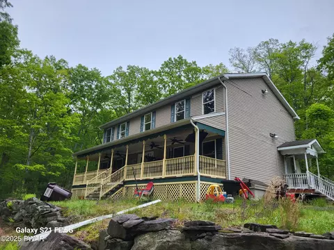 110 Crescent Lake Cove Ct, Milford, PA 18337