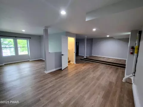 Living - 104 Radcliff Rd, Bushkill, PA 18324 photo 5 of 7