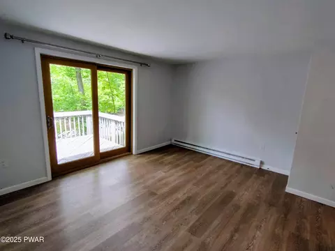 Living - 104 Radcliff Rd, Bushkill, PA 18324 photo 3 of 7