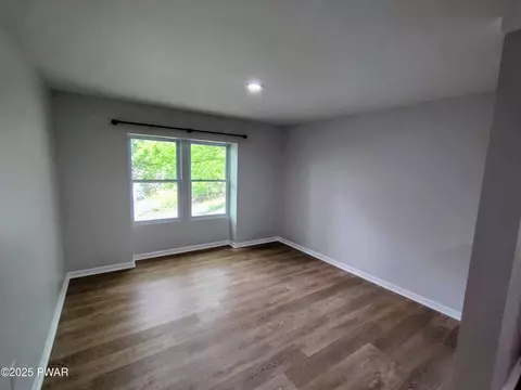 Living - 104 Radcliff Rd, Bushkill, PA 18324 photo 4 of 7