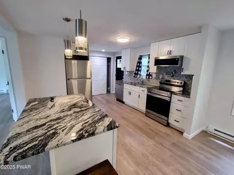 Kitchen - 104 Radcliff Rd, Bushkill, PA 18324 photo 4 of 4