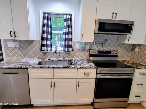 Kitchen - 104 Radcliff Rd, Bushkill, PA 18324 photo 3 of 4