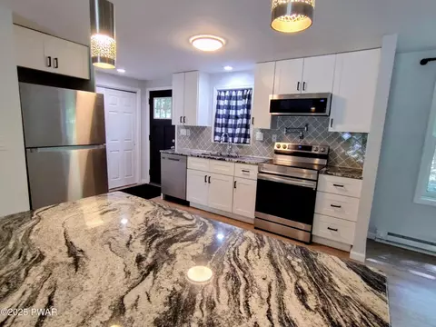 Kitchen - 104 Radcliff Rd, Bushkill, PA 18324 photo 2 of 4