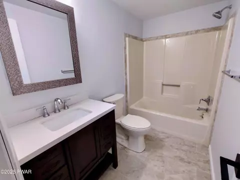 Bath - 104 Radcliff Rd, Bushkill, PA 18324 photo 2 of 4
