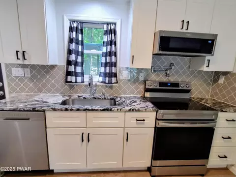 Kitchen - 104 Radcliff Rd, Bushkill, PA 18324 photo 1 of 4