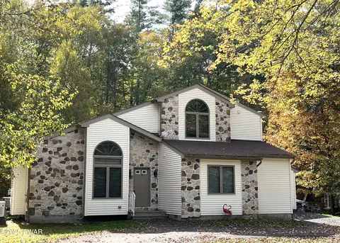 1119 Mink Ct, Bushkill, PA 18324