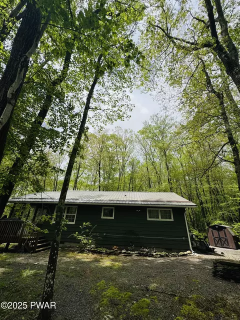 807 Woodland Ct, Lords Valley, PA 18428