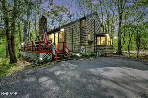 120 Ridgeway Dr, Lords Valley, PA 18428