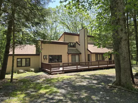 137 Hillcrest Dr, Lords Valley, PA 18428