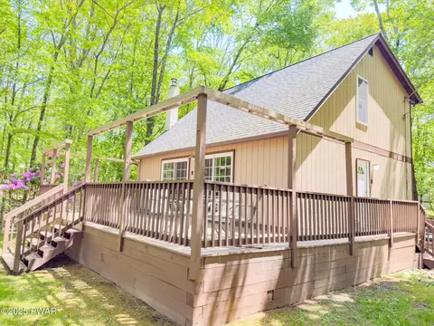 100 Cleveland Ct, Milford, PA 18337