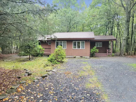 803 Lariat Ct, Hawley, PA 18428