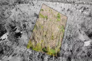 818 Twin Lakes Rd, Shohola, PA 18458