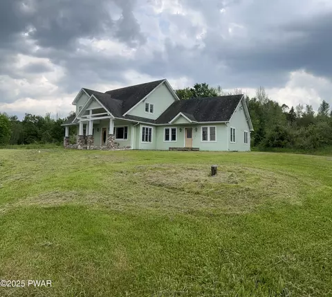 582 Spring Hill Road Rd, Moscow, PA 18444