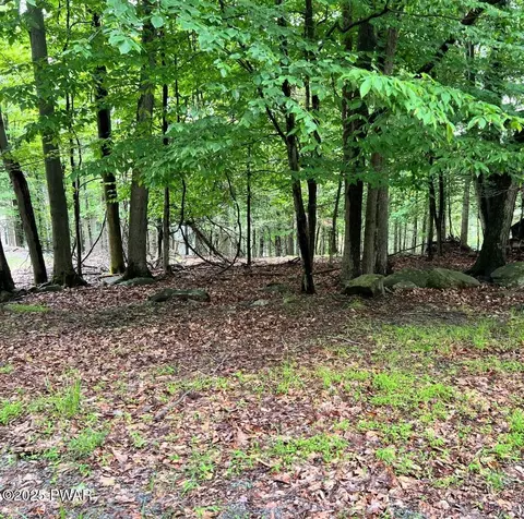 20 Mustang Rd, Lake Ariel, PA 18438