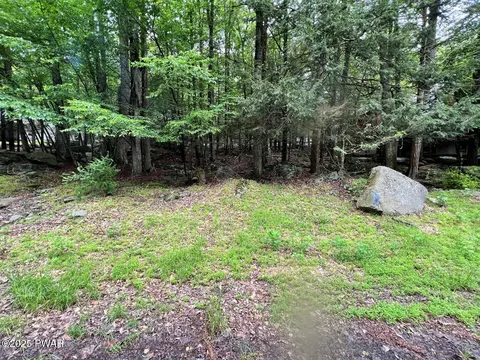 75 Beaver Lake Dr, Lake Ariel, PA 18436