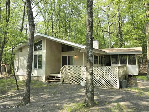 113 Widgeon Ln, Lords Valley, PA 18428