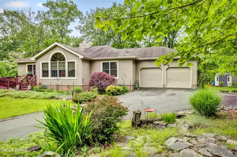 1419 Bear Dr, Bushkill, PA 18324
